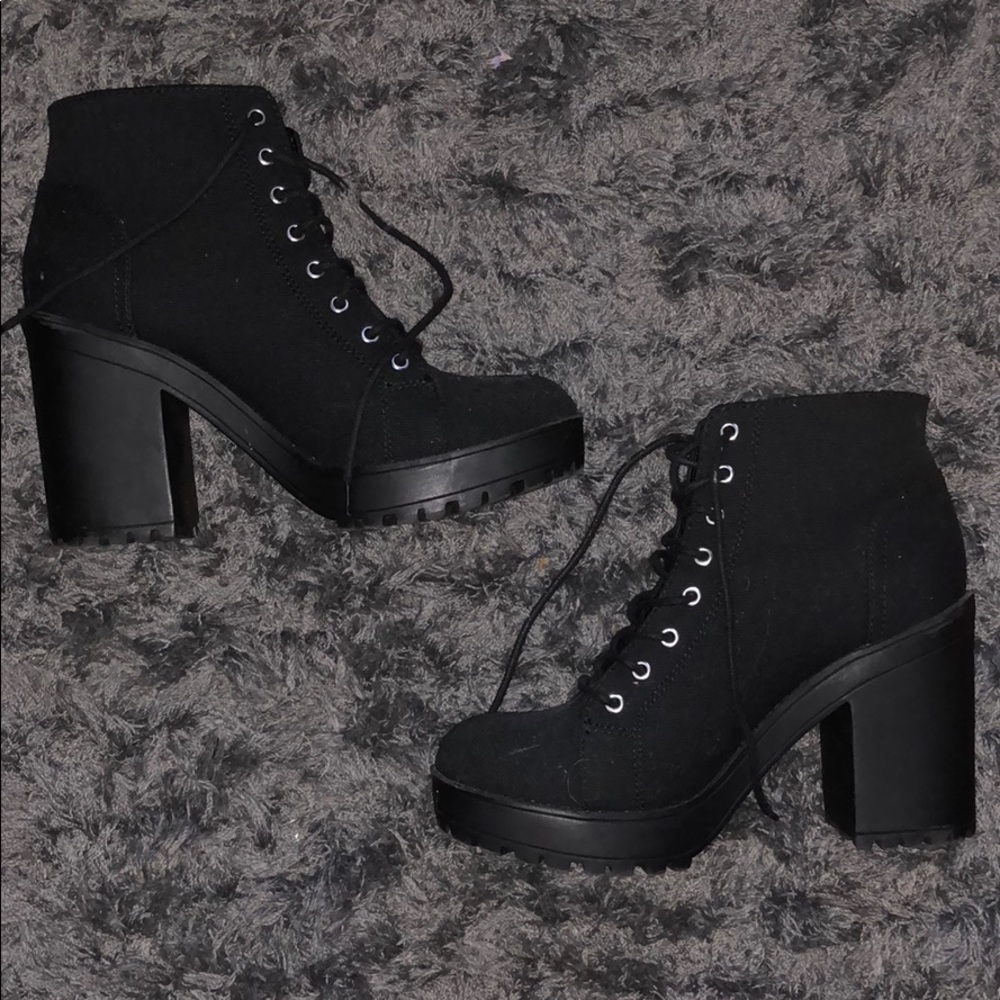 Size 9.5 Black platform shoes